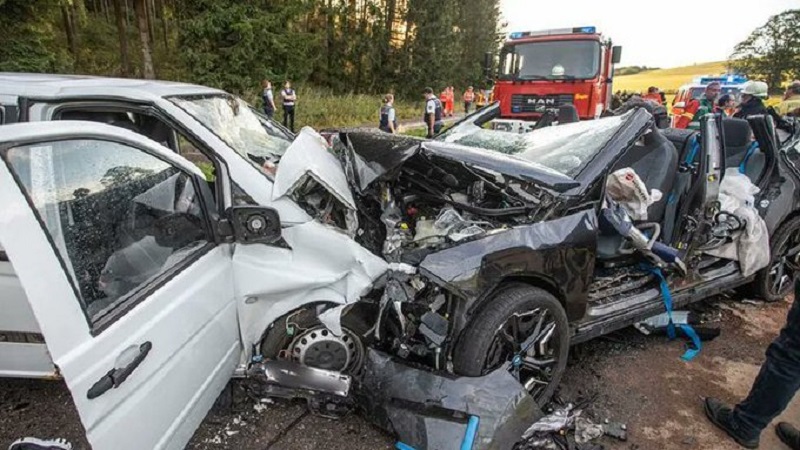 Un BMW iX ce făcea teste de conducere autonomă a produs un grav accident rutier pe un drum național din Germania