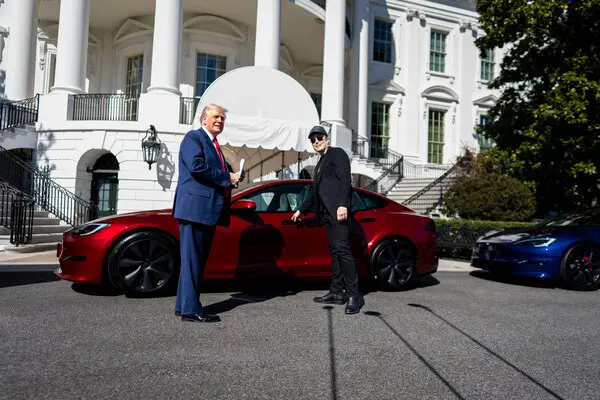 Trump devine agent publicitar pentru Tesla într-o încercare disperată a lui Elon de a stopa scăderea acțiunilor