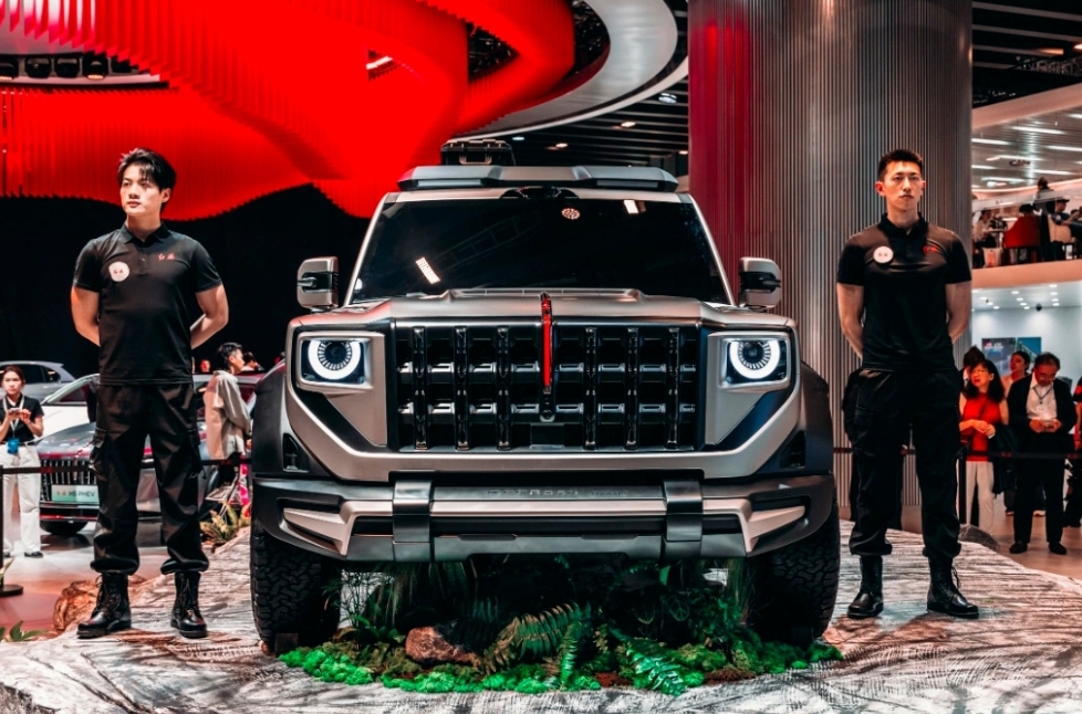 Hongqi se orientează spre off-road cu un hardcore SUV care are 4 motoare