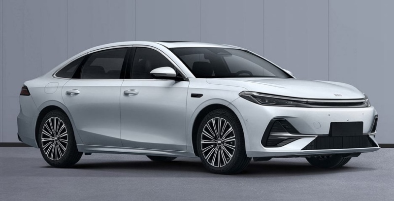 Geely a prezentat oficial Galaxy A7 EM-i, un sedan cu o autonomie de 2100 km