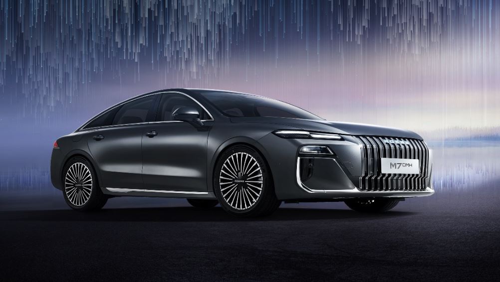 Sedanul Roewe M7 DMH, Creat de Fostul Șef de Design de la Rolls-Royce, Dezvăluit în Imagini Oficiale