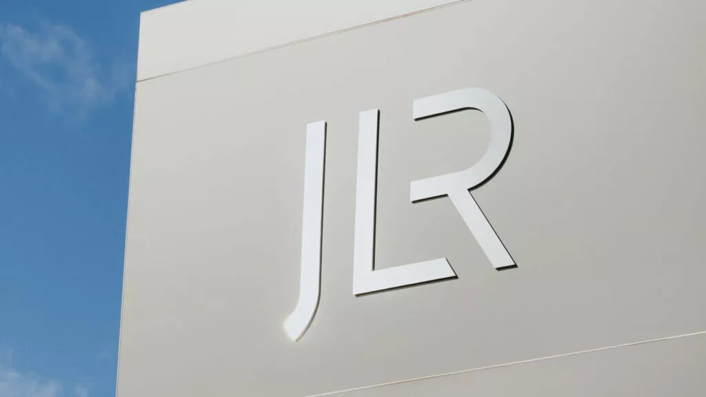 JLR trebuie să dea afară sute de angajați