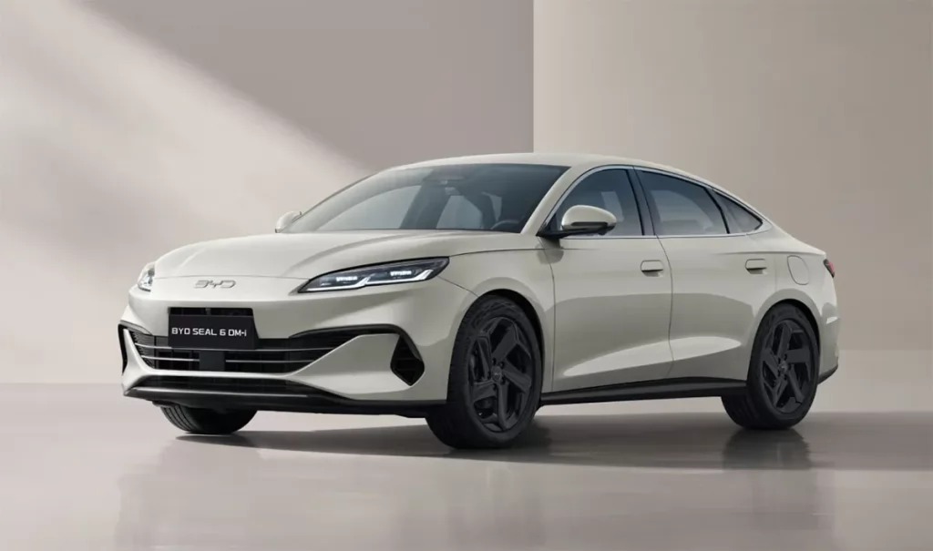 BYD lansează sedanul hibrid Seal 06 DM-i în Europa.