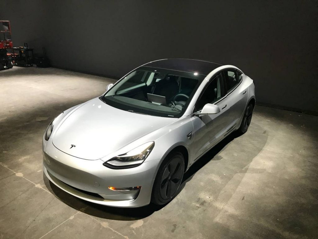 Noi reduceri de preț duc Tesla Model 3 în topul celor mai ieftine mașini electrice din SUA