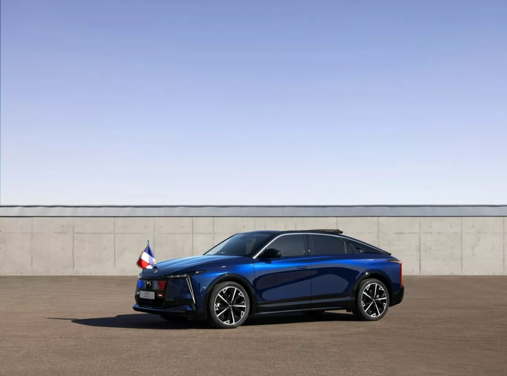 Macron primește o nouă limuzină prezidențială de la DS Automobiles