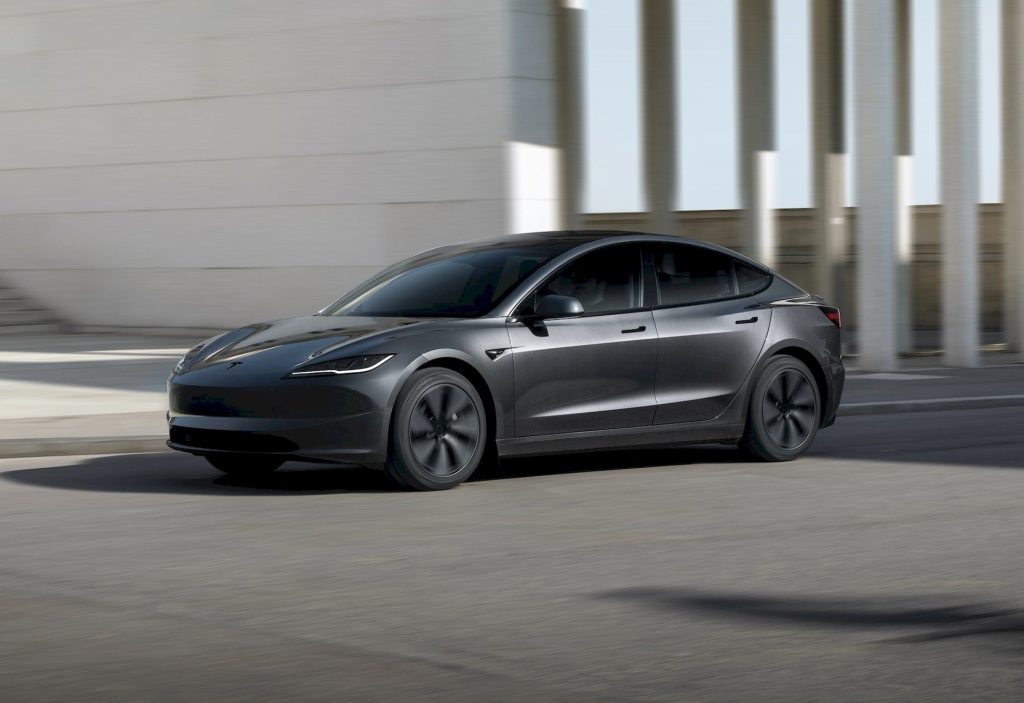 Tesla Model 3 primește un nou upgrade: Funcție V2L pentru alimentarea echipamentelor externe, ecran de 16 inch și detalii noi de design